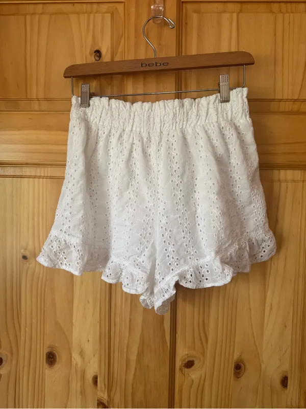 Hollister White Eyelet Ruffle Ultra High-Rise Elastic Waist Shorts size small - Image 2