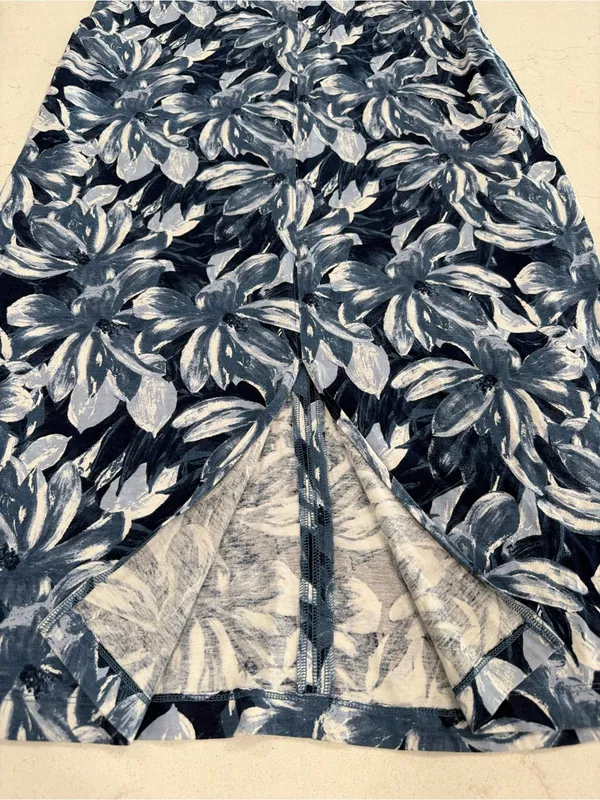Sleeveless Navy and White Floral High-Low Dress - Image 3