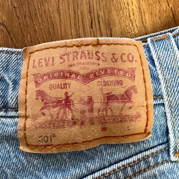 Levi's 501 Distressed Denim Cut Off Jean Shorts Cotton Women 30 light‎ wash - Image 8