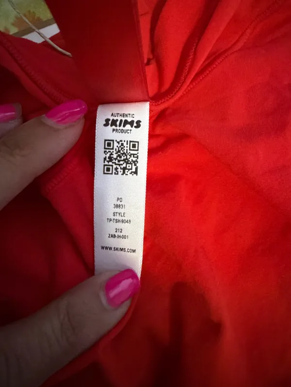 Skims fits everybody short sleeve t-shirt size xl sold out size in Cherry NWT - Image 7