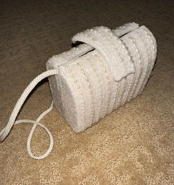 white beaded crossbody purse - Image 4
