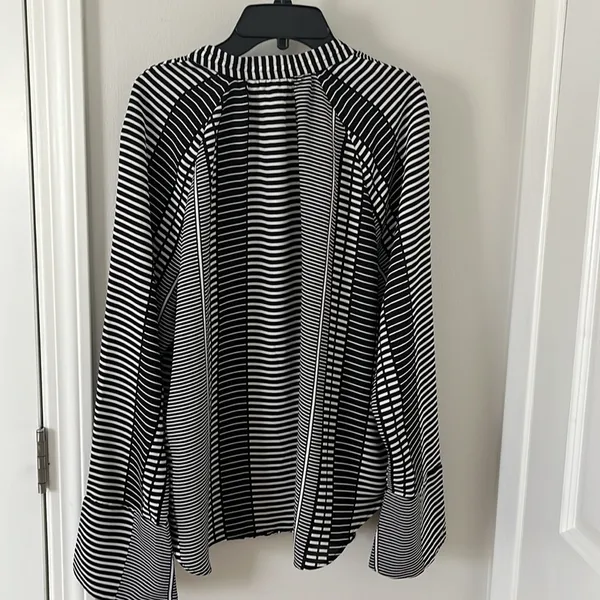 Ann Taylor multi-pattern black and white blouse in size Large - Image 5