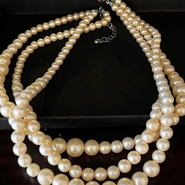 Elegant Pearl Necklace - Image 3