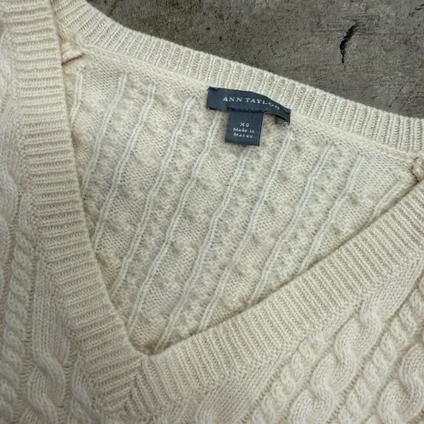 Ann Taylor 100% Cashmere Yellow Cable Knit V-Neck Sweater XS - Image 2