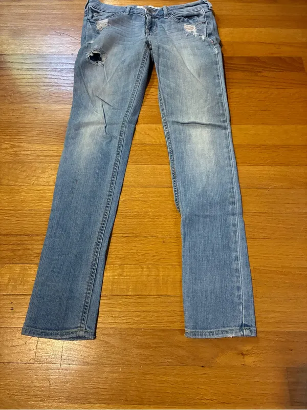 Hollister Distressed Light Wash Denim Jeans Blue Women's 0S 24x29 - Image 2