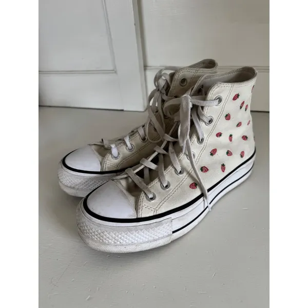 Chuck Taylor Converse‎ Strawberry print sneakers size US8 - Image 2