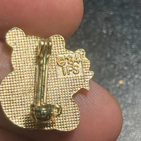 Vtg Teddy Bear with Bouquet 1984 IFS Gold Tone Colorful Enamel Tack Pin - Image 3