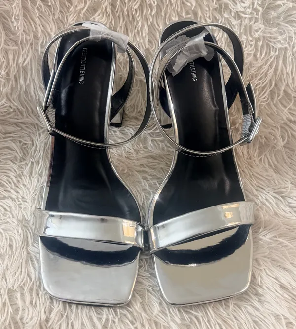 PrettyLittleThing SILVER METALLIC THICK STRAP BLOCK HEELED SANDALS NWT - SIZE 8 - Image 3