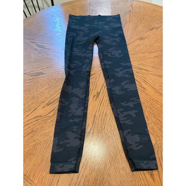 Spanx Look at Me Now Seamless Leggings Black Camo High Waisted Womens Medium - Image 6