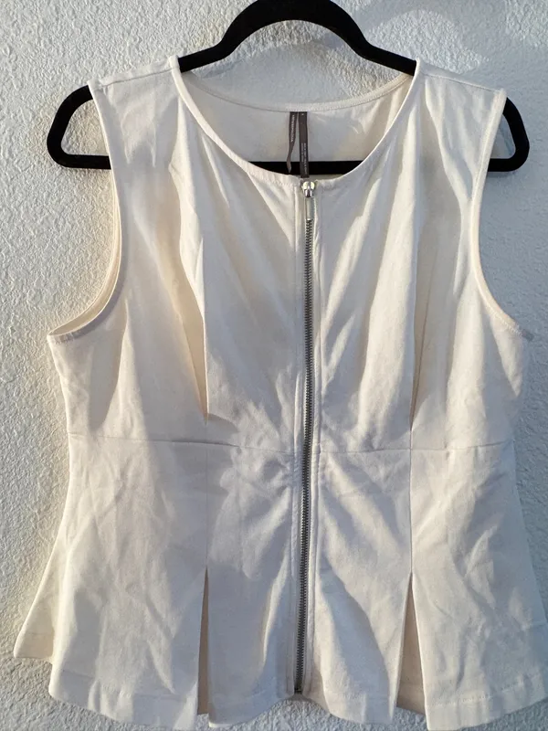 Classic and flattering Pilcro by Anthropologie sleeveless zip-front peplum top - Image 4