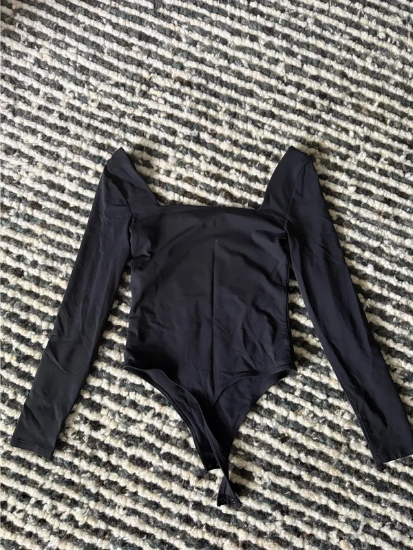 Aritzia Babaton Bodysuit Contour Long Sleeve - Image 3