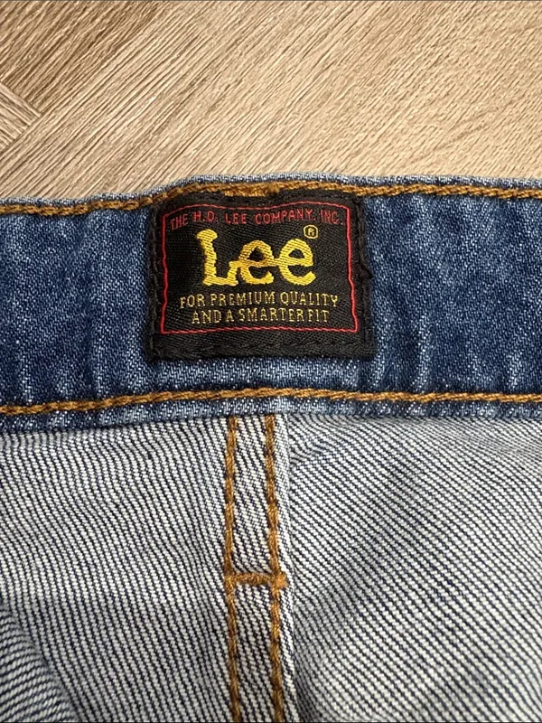 Lee Women's High Rise Cut Off Jean Shorts 4 Inch Inseam Size 14 Stretch - Image 2