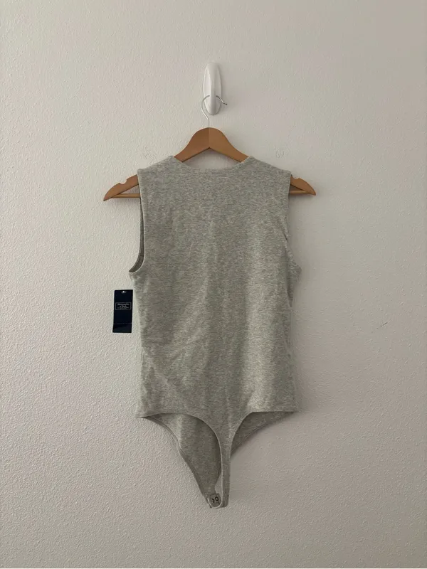 Abercrombie & Fitch sleeveless bodysuit in light gray new nwt - Image 3