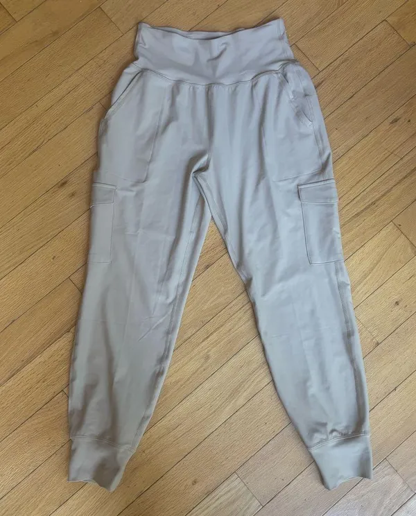 Old Navy Women's Light Gray Cargo Joggers - Image 2