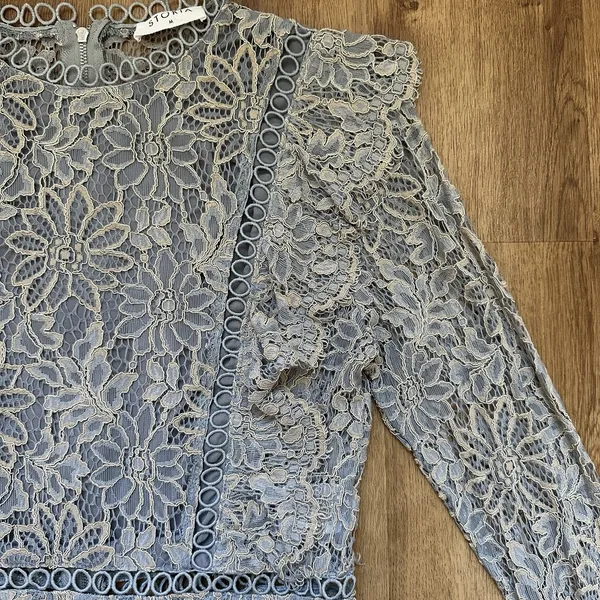 Storia Women's Blue And‎ Tan Floral Lace Prairie Top Size M - Image 3