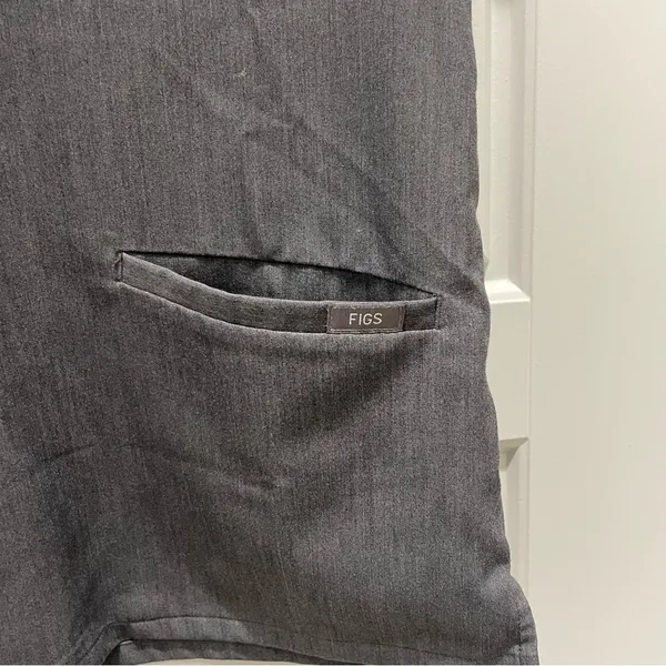 Figs Casma Three-Pocket Scrub Top™ in Graphite Grey XS - Image 9