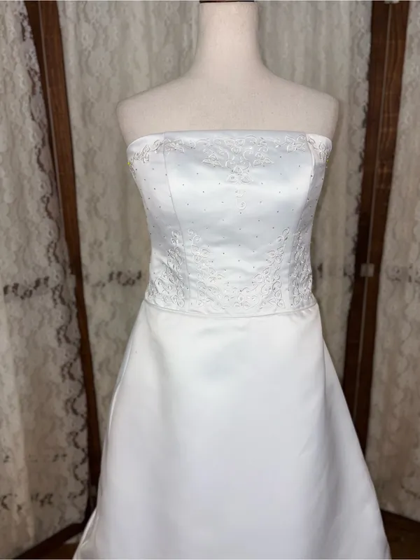 Gorgeous Vintage Y2K Paloma Blanca Strapless Satin Wedding Gown - Image 3
