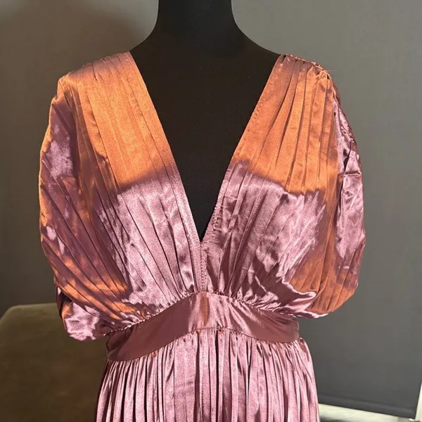Women’s Lightweight Pleated Satin Midi Dress V-Neck Short Sleeve Size L - Image 2