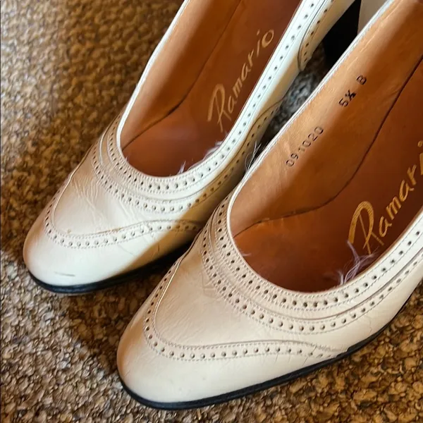 Vintage White / Cream Heels Pumps with Classic Design - Image 5