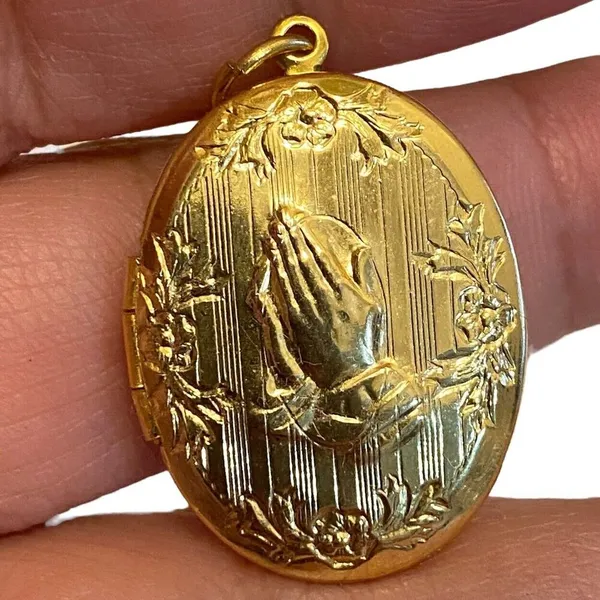 Praying Hand Vintage Locket Etched Floral Pendant Gold Tone Prayer Open Closed - Image 2