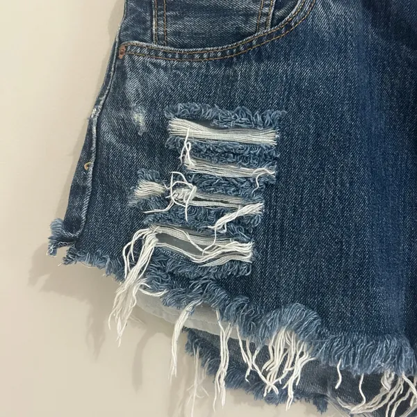 Levi’s Studded 501 Distressed Jean Shorts Sz 33 - Image 5