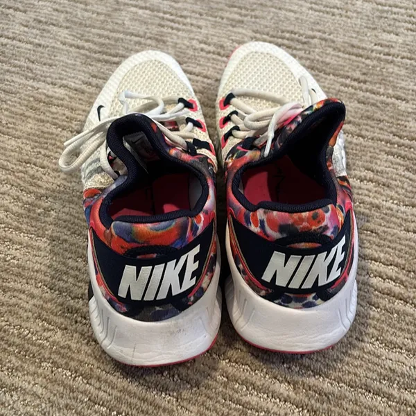 Nike Women's White and Pink Athletic Shoes - Image 2