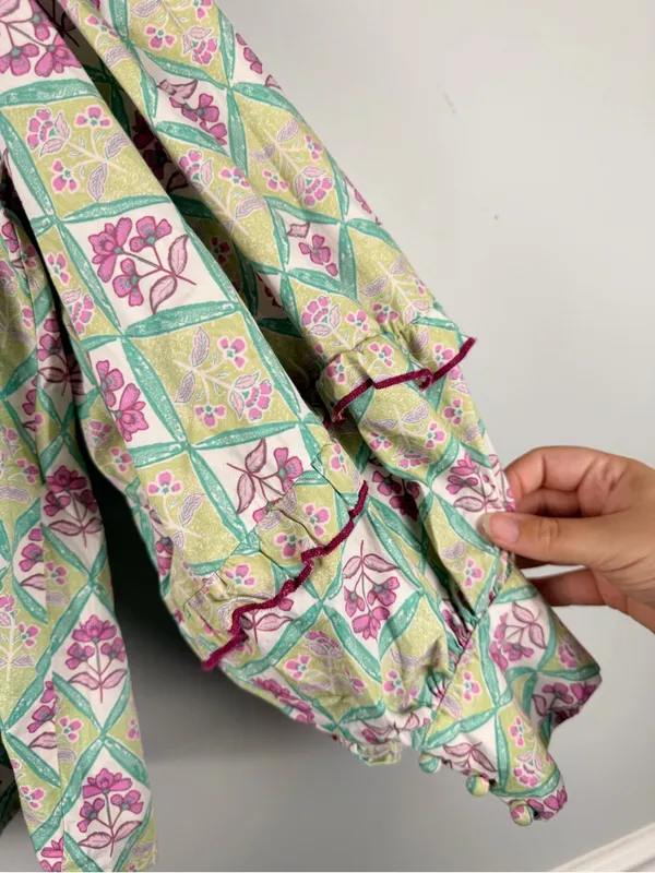 Karlie puff sleeve ruffle green pink block print floral blouse size large - Image 5