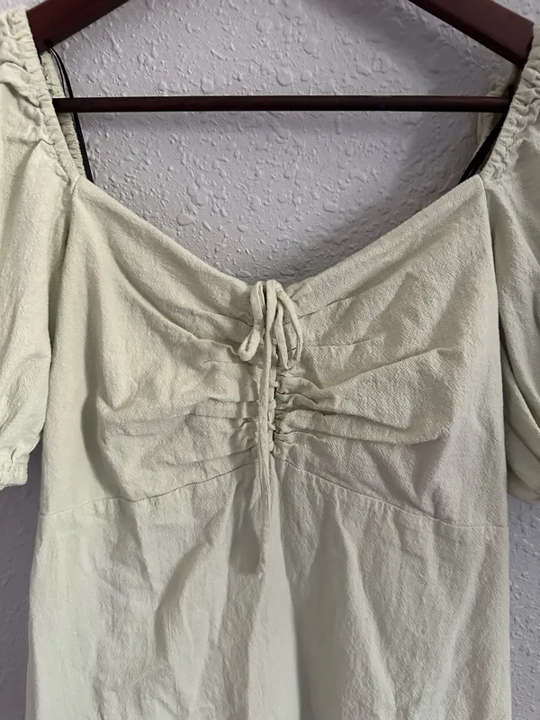 H&M Green dress with puffy sleeves and a tie detail - Image 4