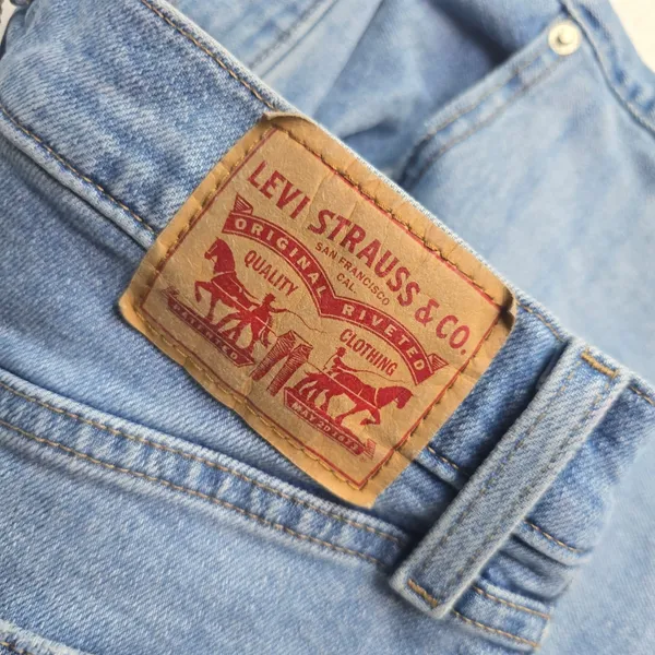 Levis High Waisted Mom‎ Jeans Medium Wash Blue Tapered Leg Stretch Denim Size 29 - Image 4