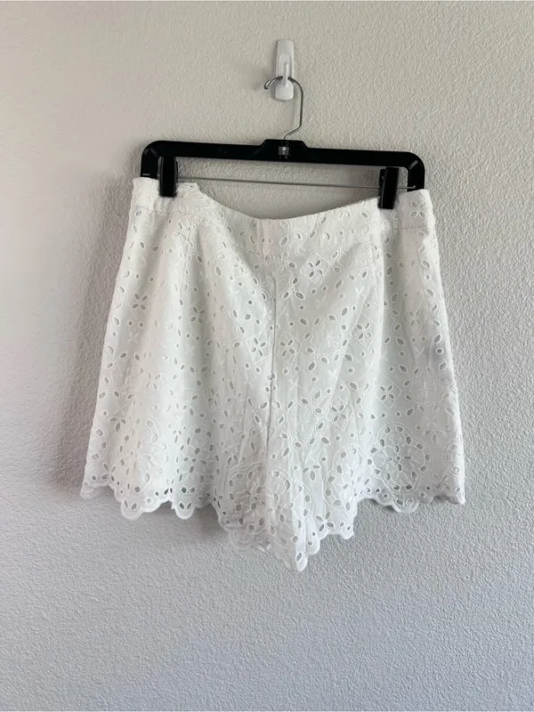 J. McLaughlin Women's Mina Eyelet‎ Scalloped Cotton Lined Shorts White Coastal - Image 4