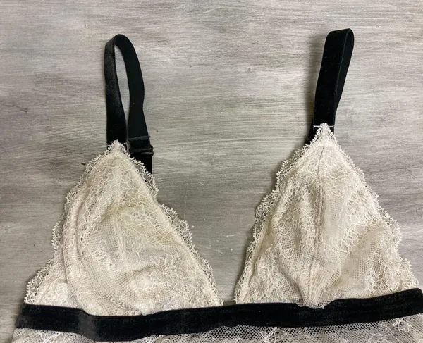 Victoria’s Secret White lace And Black Velvet Bralette - Image 3