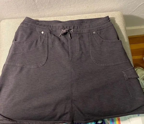 medium cargo skort in charcoal. - Image 10