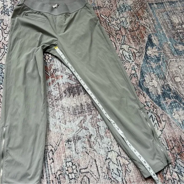 Athleta Mod Trekkie Crop Jogger Pants Ankle Zip Pull On Woven Light Gray Size 8 - Image 3