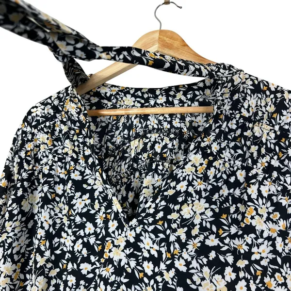 Sienna Sky Floral Top Womens M Black Floral Ditsy Tie Back Cottagecore Witchy - Image 5