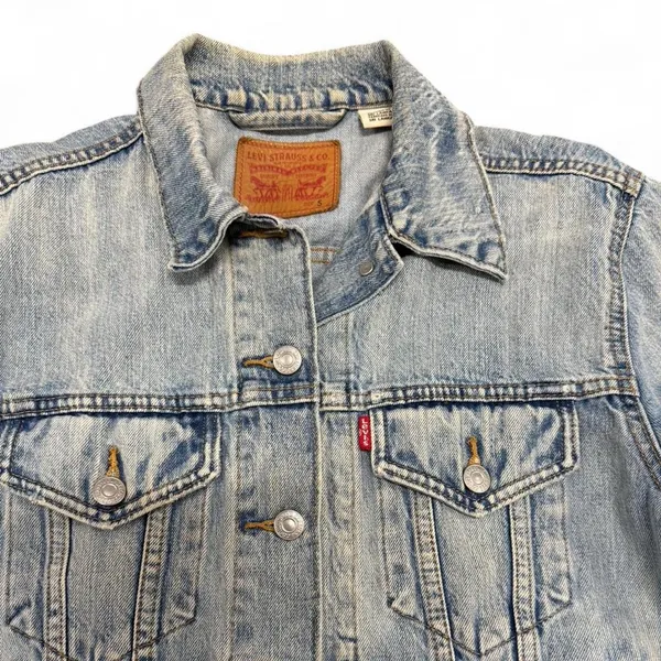 Levi’s Ex boyfriend trucker light wash denim jacket with a rusty vintage look - Image 4
