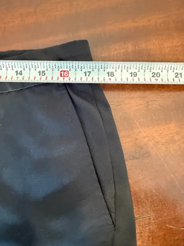 Men’s 34W black Amazon shorts  - Image 3