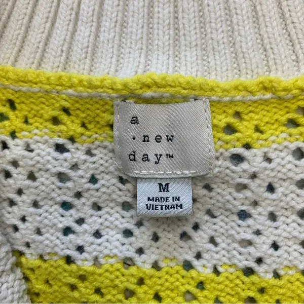 A new day yellow and white crochet pattern sweater size medium - Image 7