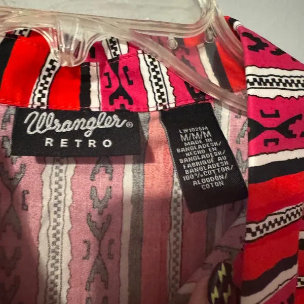 Wrangler Retro NWT Women’s pink/red tribal Button Down Shirt in size medium - Image 5