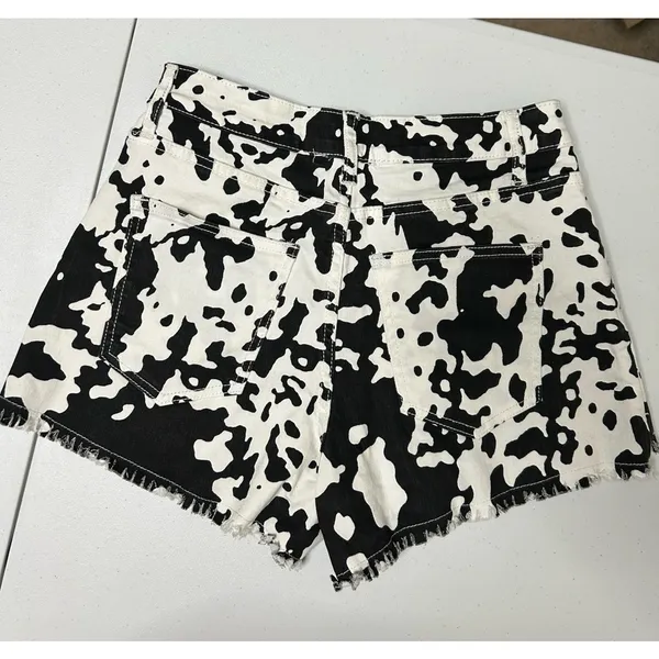 Wisteria Lane Black and White Cow Print Farm Animal Denim Jean Shorts Size M - Image 4