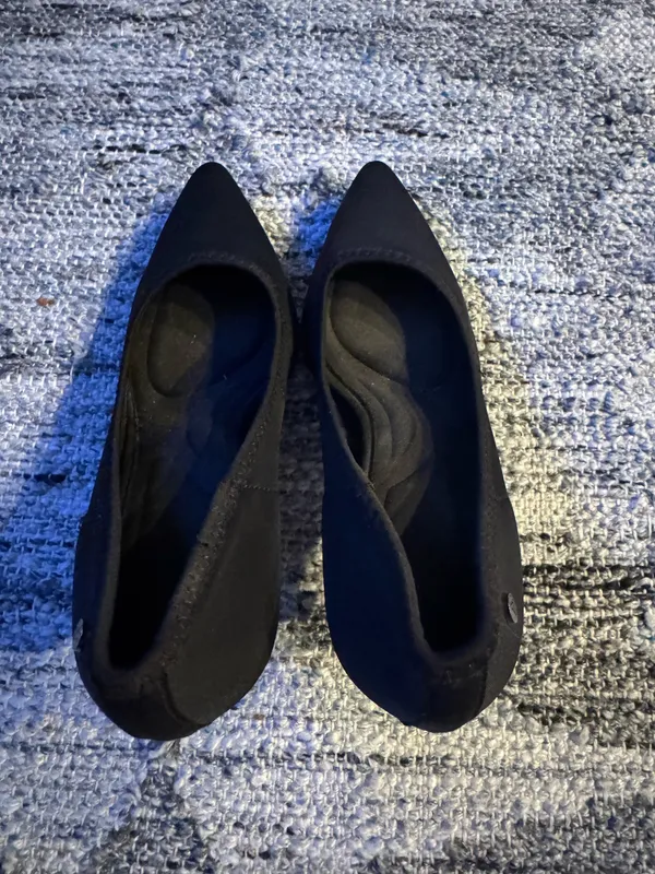 Vera Simply Vera Wang Black Pointed Pumps - Image 2