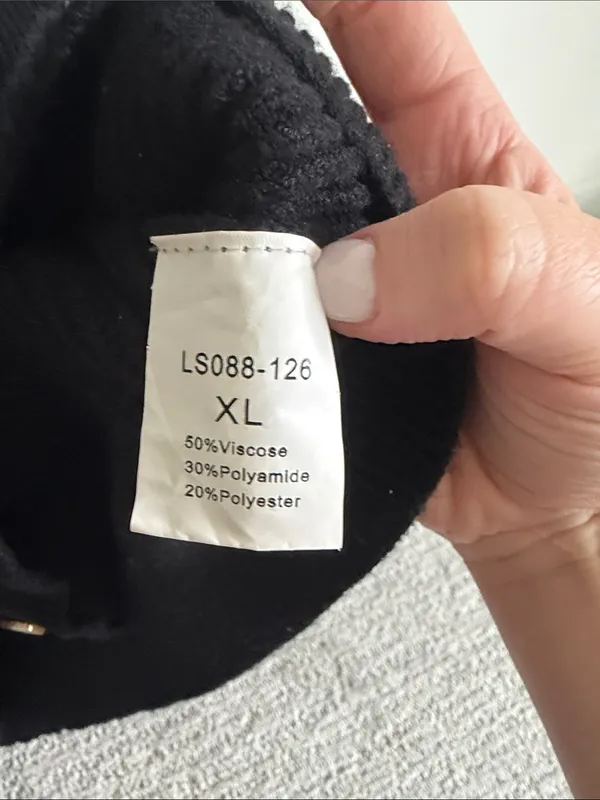 Black Oversized V - Image 3