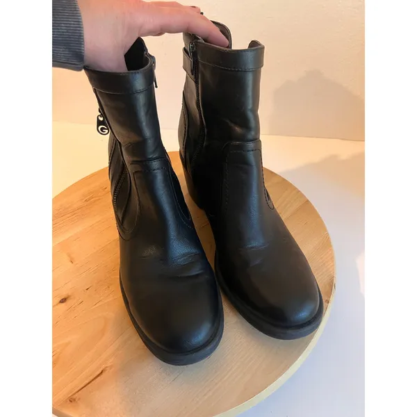 Guess Black Leather Stitched Zip Up Ankle Bootie Size 10 - Image 6
