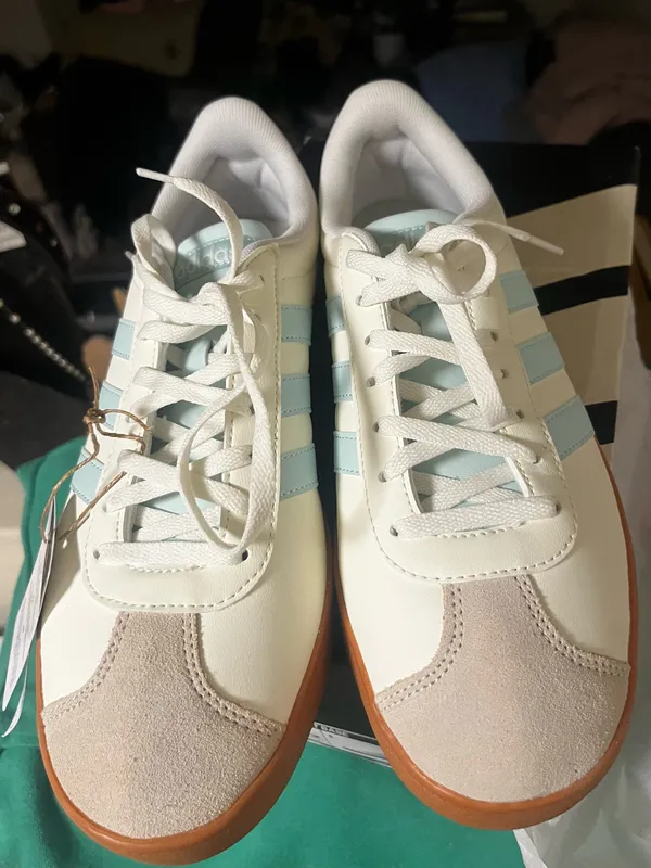 Adidas Women’s Sneakers gumsole - Image 3