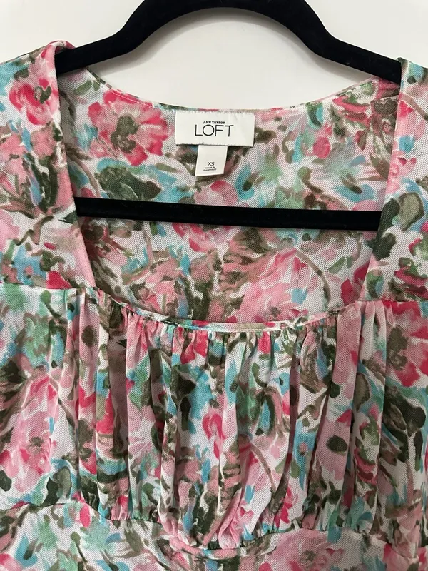 Ann Taylor Loft Pink Floral Mesh Ruched Short Sleeve Top XS - Image 2