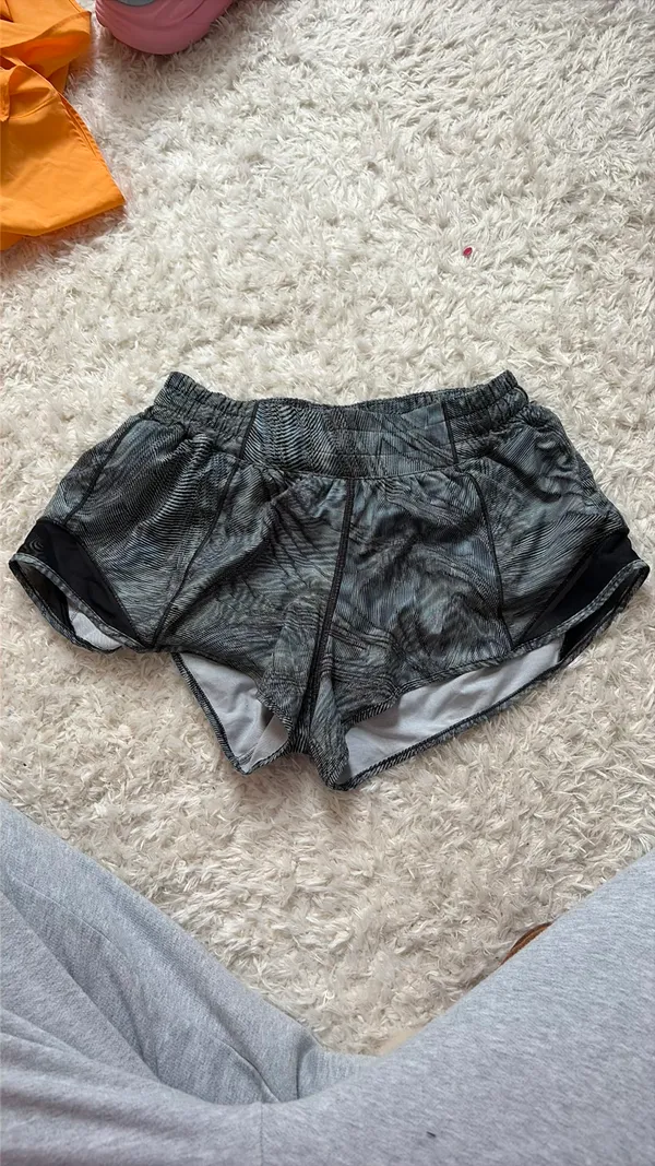 Lululemon Shorts Low-Rise 2.5" - Image 3