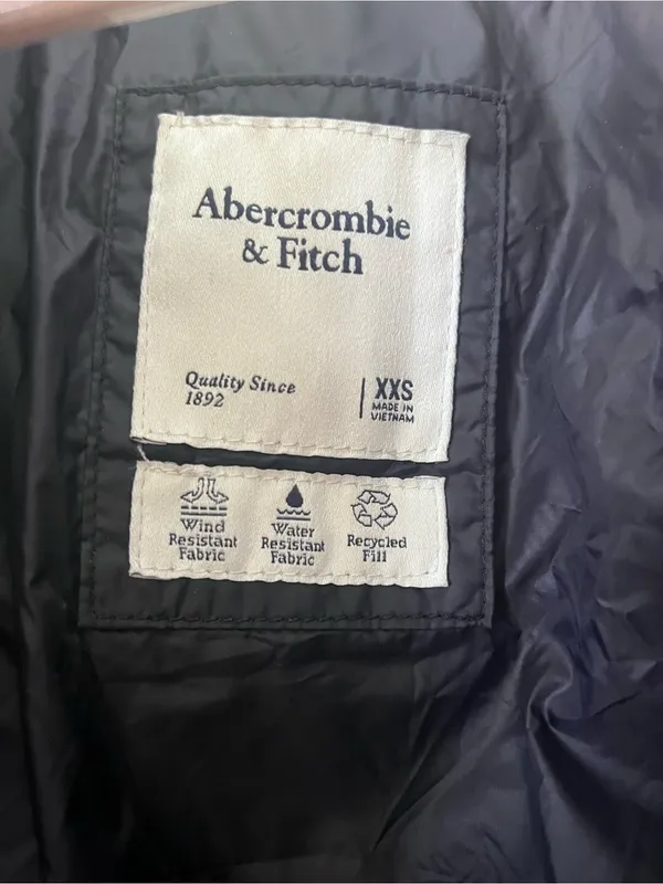 NWOT Abercrombie & Fitch Snap-front Cropped Black Puffer Bomber Jacket - Image 8