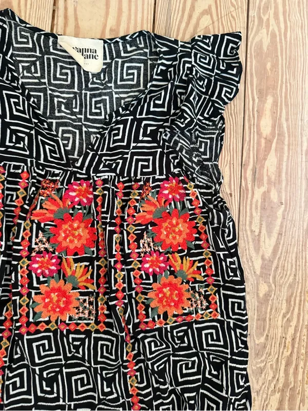 Savanna Jane Embroidered Geometric Top Size M - Image 2