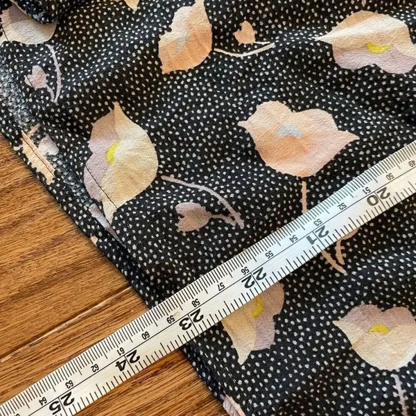 Loft black and floral long sleeve blouse size small - Image 8