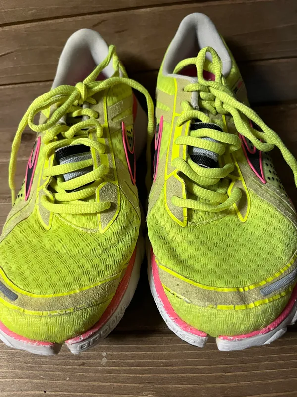 Brooks cadence neon yellow running shoes size 8 - Image 3