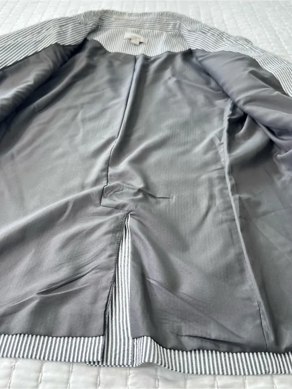 LOFT Women’s 6 Gray and White Stripes Blazer with Shoulder Pad Business Casual - Image 10